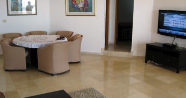 Stire din Economie : De ce nu reușesc constănțenii să scape de apartamentele mari?