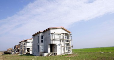 Stire din Diverse : Vrei o locuință a ta?  Ce alegi, casă  sau apartament la bloc?