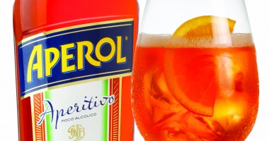 Stire din Diverse : Bei Aperol Spritz și primești o pereche de ochelari!