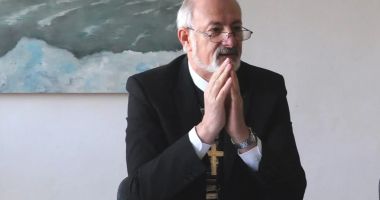 Stire din Social : Episcopul Bisericii Evanghelice din România îi îndeamnă pe credincioși să-l voteze pe Nicușor Dan