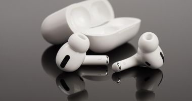 Stire din Tehnologie : Apple inovează iar! Căștile AirPods Pro 2 devin proteze auditive