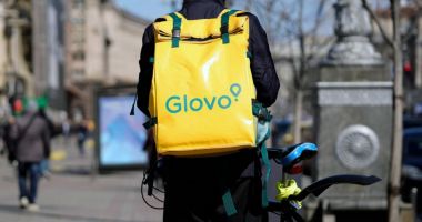 Stire din Actualitate : Fotografia virală cu un curier Glovo! Bărbatul își duce copilul la școală în timp ce transportă mâncare pe bicicletă