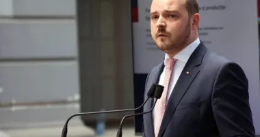 Stire din Politică-Administrație : Ministrul Rogobete pune „tunurile” pe medicii care pleacă de la stat la privat în timpul programului