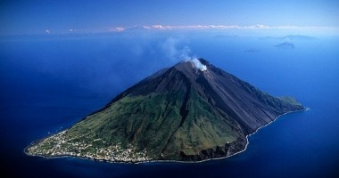 Stire din Actualitate : Spectacolul naturii: Vulcanul Stromboli a erupt