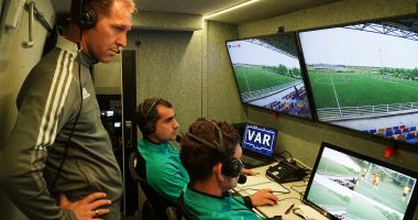 Stire din Sport : Pregătire pe simulatorul VAR pentru arbitri din prima ligă