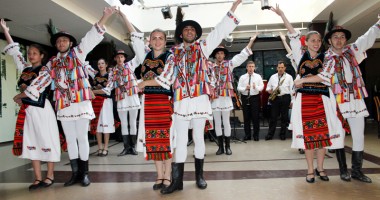 Cântec, joc și voie bună la petrecerea ardelenilor din Constanța - 3
