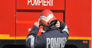 Arde o mașină de gunoi, pe bulevardul Aurel Vlaicu din Constanța