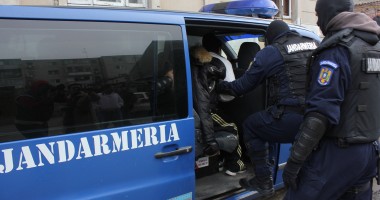 Stire din Eveniment : Tâlharii care se dădeau drept polițiști și jefuiau prostituate, au fost arestați