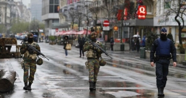 Stire din Actualitate : Un al șaselea bărbat a fost arestat vineri noapte la Bruxelles în legătură cu atacurile teroriste