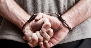 Profesor trimis în judecată pentru că a sedus o elevă