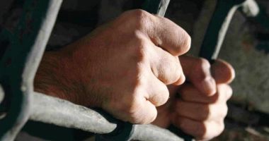 Stire din Eveniment : Un bărbat acuzat de proxenetism a fost eliberat în loc să fie dus în arest preventiv