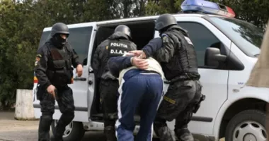 Stire din Eveniment : Bătaie cu arme albe într-o curte din Castelu. Suspectul a fost reținut