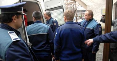 Agent de poliție condamnat la închisoare pentru mai multe infracțiuni