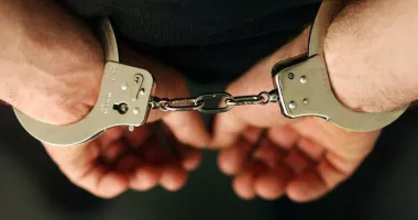 Stire din Eveniment : Dincolo de lege. Un polițist, arestat că a exploatat tinere ani la rând