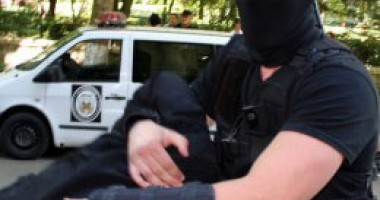 Stire din Eveniment : Răfuială între clanuri la Mangalia: cinci arestați și un copil în comă