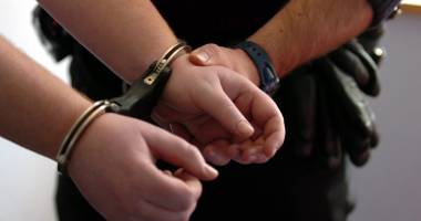 Stire din Eveniment : Arestați, după ce au bătut un amic și i-au jefuit casa