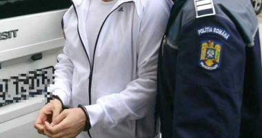 Stire din Eveniment : Minor arestat, după ce a înjunghiat un bărbat la un botez. Motivul, de-a dreptul incredibil!