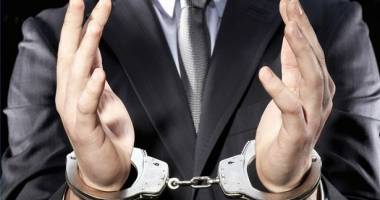 Stire din Eveniment : Fost decan acuzat de luare de mită, ținut în arest preventiv