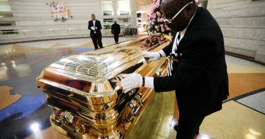 Aretha Franklin a fost înmormântată într-un sicriu placat cu aur, purtat într-un Cadillac roz - 1
