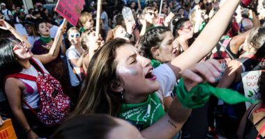 Stire din Actualitate : Argentina, revoluția femeilor: Dezbatere istorică în Senat pentru legalizarea avortului