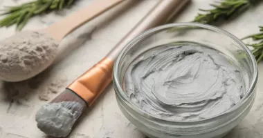 Stire din Sănătate : Argila, aliatul natural pe care îl puteți folosi din cap până-n picioare
