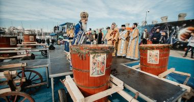 Stire din Social : Arhiepiscopia Tomisului a anunțat programul pentru Bobotează 2025. Aghiasma Mare va fi îmbuteliată în 200.000 de PET-uri
