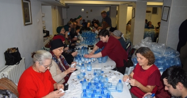 Bobotează pe căldură! Credincioșii s-au călcat în picioare pentru o sticlă de agheasmă - 16