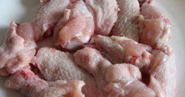 Aripioare de pui congelate, testate pozitiv cu noul coronavirus. Ce spune OMS