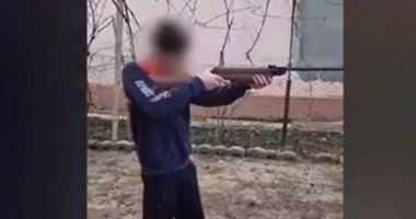 Stire din Eveniment : Bărbat reținut după ce și-a filmat fiul minor în timp ce trăgea cu o armă, la îndemnul său