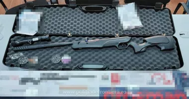 Stire din Eveniment : Descoperire uimitoare la controlul coletelor. Arme și proiectile ascunse într-o expediție internațională
