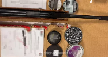 Armă cu aer comprimat şi peste 1.000 de alice descoperite într-un colet din aeroport