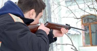 Stire din Eveniment : Armă găsită  în pubela de gunoi
