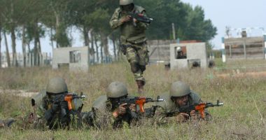 Stire din Eveniment : Militarii, polițiștii și profesorii, din nou păcăliți! Salariile vin după Paști