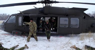 Infiltrați în dispozitivul inamicului! Debarcați și recuperați de elicoptere Black Hawk - 2