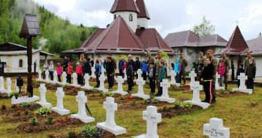 Stire din Eveniment : Ziua Eroilor, sărbătorită în avans, la Muntele Rece