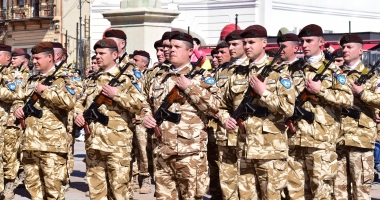 Stire din Eveniment : VESTE URIAȘĂ PENTRU MILITARI. IOHANNIS A PROMULGAT LEGEA PRIVIND SALARIILE MILITARILOR. Când vor primi cadrele militare salariile mărite