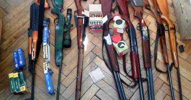 Stire din Eveniment : Arsenal de arme deținute ilegal, descoperit la  un pensionar constănțean