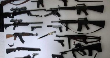 Stire din Eveniment : Două arme și 19 replici pentru airsoft, descoperite la un bărbat de 43 de ani