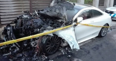 GALERIE FOTO / ATAC ÎN STIL MAFIOT ÎN PIAȚA CHILIEI. Mercedes de peste 120.000 euro, făcut scrum - 2