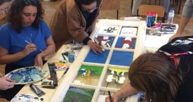 Studenții constănţeni participă la un atelier de icoane pe sticlă