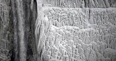 Stire din Actualitate : Imagini UNICE! Cascada Niagara a înghețat din cauza gerului polar care a lovit SUA - VIDEO