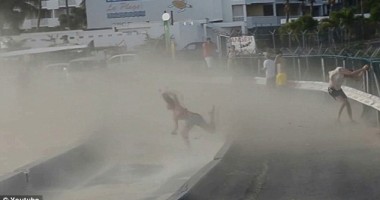 VIDEO/ Iată cum sunt "zburați" de motoarele unui avion turiștii de pe o plajă de Caraibe - 4