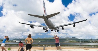 VIDEO/ Iată cum sunt "zburați" de motoarele unui avion turiștii de pe o plajă de Caraibe - 2