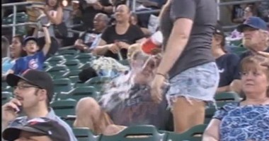 Stire din Social : VIDEO. Îi toarnă sucul în cap pentru că nu a vrut să o sărute la kiss-cam