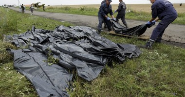 Stire din Actualitate : Avion prăbușit. Cadavrele, luate de proruși: "Vor sta acolo până când vom stabili ce să facem cu ei"