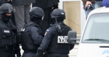 Stire din Eveniment : Percheziții în Capitală și județul Călărași.Sunt vizate opt persoane care au înșelat bătrâni și le-au vândut ilegal locuințele