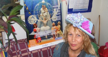 Stire din Cultură-Educație : Artista de la "mode flori" și pălăriile Teatrului Oleg Danovski