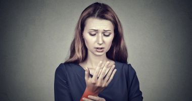 Stire din Sănătate : V-au înțepenit mâinile? Cum rezolvați problema