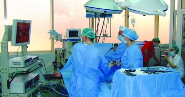 Stire din Sănătate : Adolescentă cu tumoră gigant, operată cu succes