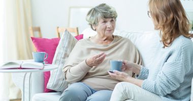 Stire din Sănătate : SFATUL SPECIALISTULUI: Vorbiți cu bătrânii din casă! Ascultarea activă îi face să se simtă mai bine